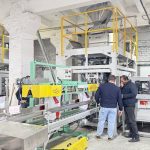 हमारे ग्राहक कारखाने में दो इकाइयों 25 kg पालतू भोजन स्वचालित वजन बैगिंग संदेश और palletizing लाइन चलना शुरू